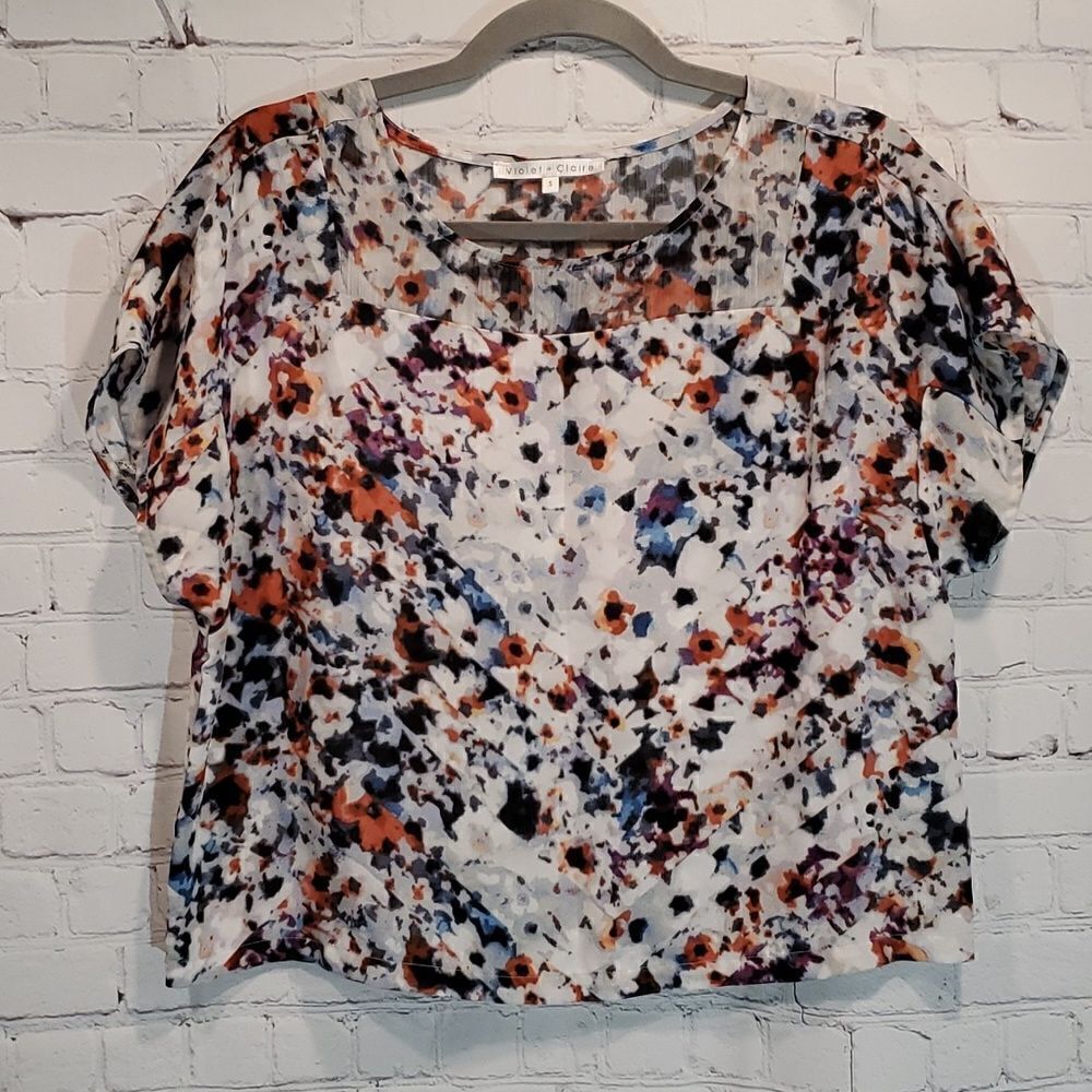 Violet and Claire abstract floral short sleeve blouse